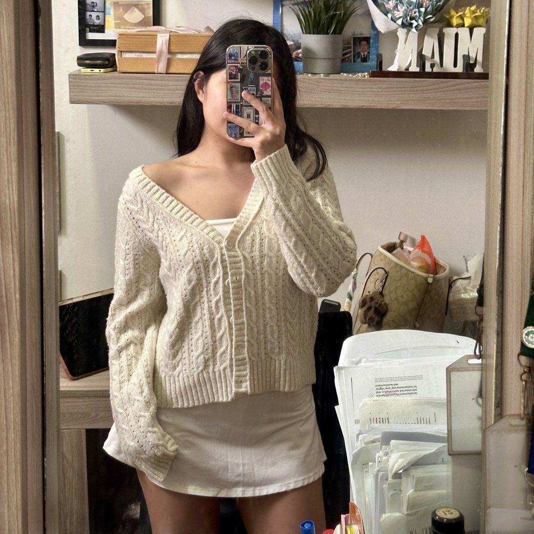 American Eagle AE Cable Knit Cardigan (Category: Coats, Jackets and Outerwear) located in Cainta. Submitted by yayitsianm (Listing ID 1470452642, Image 2). Description: i love this cardigan so much i'm actually sick to my stomach! but i don't use it medium on tag.