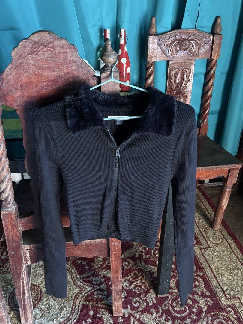 American Eagle black long sleeves with fur (Category: Longsleeves) located in Rizal. Submitted by .love_b (Listing ID 1470373045, Image 2). Description: never been used! .