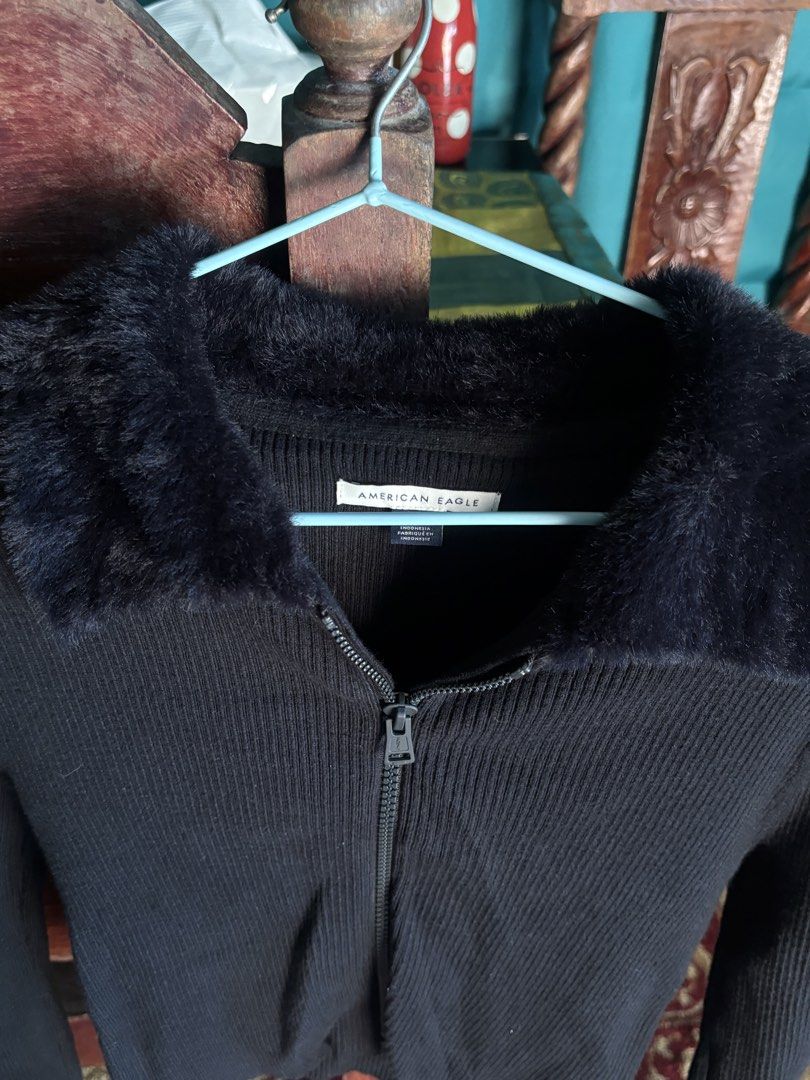 American Eagle black long sleeves with fur (Category: Longsleeves) located in Rizal. Submitted by .love_b (Listing ID 1470373045, Image 1). Description: never been used! .