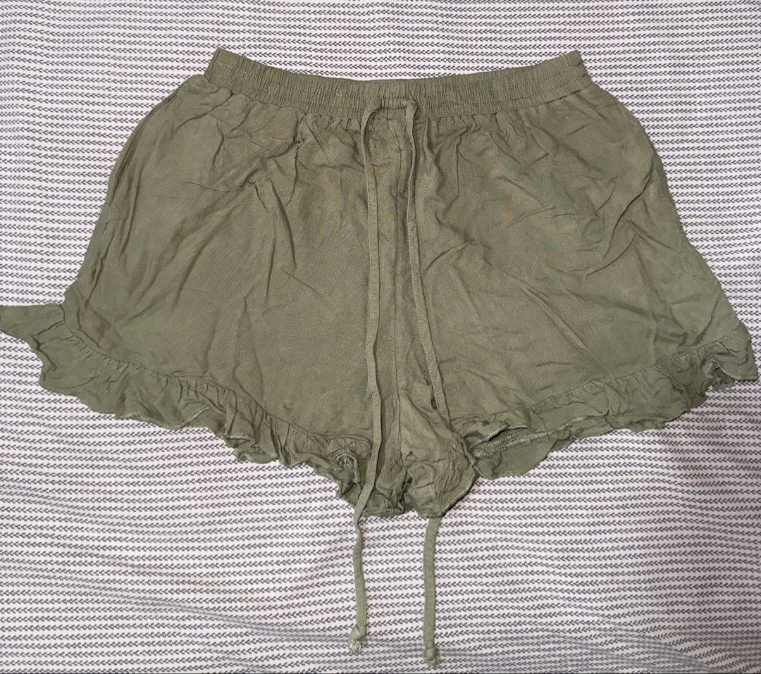 American Eagle Olive Green Ruffle Shorts XS (Category: Shorts) located in Santa Ana. Submitted by fatikilla (Listing ID 1470378417, Image 1). Description: - Brand: American Eagle - Size: XS - Color: Olive Green - Material: Super soft and comfortable fabric - Waistband: Elastic with a functional drawstring for easy pull-on style - Details: Cute ruffle hem at the bottom - Pockets: Convenient deep side pockets - Condition: Excellent/Great for casual