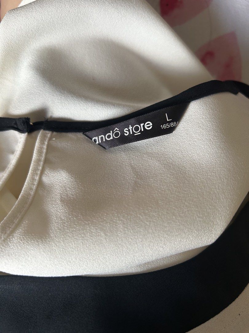 ANDô white blouse (Category: Blouses) located in Cainta. Submitted by ziellune (Listing ID 1470383596, Image 3). Description: .