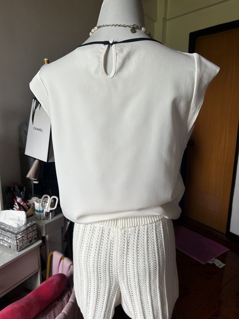 ANDô white blouse (Category: Blouses) located in Cainta. Submitted by ziellune (Listing ID 1470383596, Image 2). Description: .