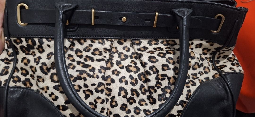 ANN TAYLOR Leopard Bag (Category: Shoulder Bags) located in General Trias. Submitted by aeunice (Listing ID 1470479221, Image 1). Description: Brand: Ann Taylor Size: Large Spacious, versatile, and chic - this Ann Taylor large tote bag in a bold animal print makes a statement while offering functionality for any occasion. Whether you're heading to the office or a weekend getaway, this bag adds effortless sophistication to your look. In Good Condi
