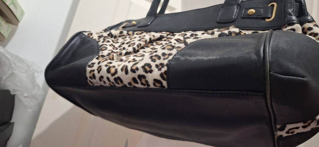 ANN TAYLOR Leopard Bag (Category: Shoulder Bags) located in General Trias. Submitted by aeunice (Listing ID 1470479221, Image 2). Description: Brand: Ann Taylor Size: Large Spacious, versatile, and chic - this Ann Taylor large tote bag in a bold animal print makes a statement while offering functionality for any occasion. Whether you're heading to the office or a weekend getaway, this bag adds effortless sophistication to your look. In Good Condi