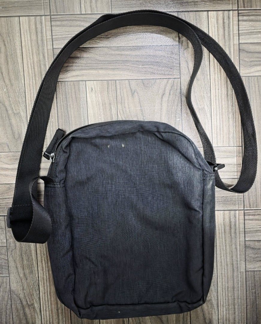 ANTA Crossbody Sling Bag (Category: Sling Bags) located in Quezon City. Submitted by trickstercollect (Listing ID 1470510667, Image 2). Description: Brand: ANTA Condition: Excellent Meet up: Trinoma or LRT 2 Anonas Shipping/Delivery: Lalamove LBC - Weekdays J&T - Weekends.