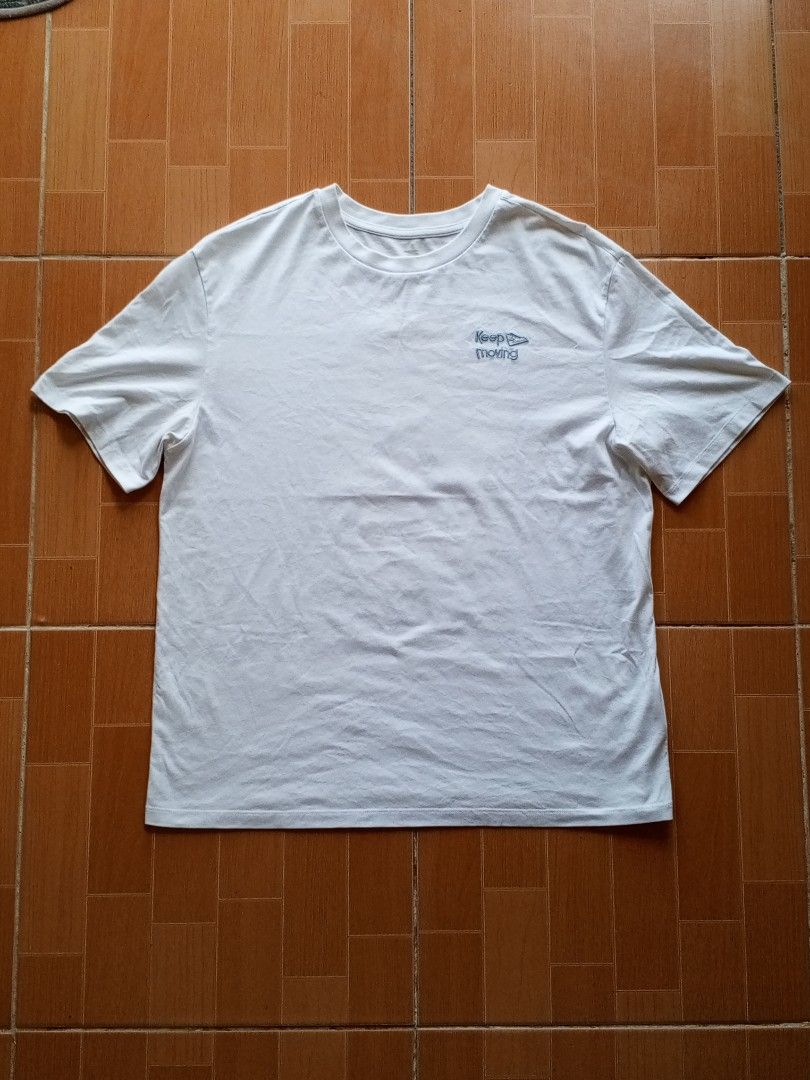 Anta Keep Moving White Graphic Tshirt (Category: Tshirts & Polo Shirts ) located in Legazpi City. Submitted by gaz1009 (Listing ID 1470446095, Image 1). Description: Excellent Condition XL on tag pero fits M-L W22xL26 Color rate : 9.5/10 no issues ⚠️ REMINDER: Items are either pre-loved or thrifted, so always manage your expectations. Authenticity is also not guaranteed so buy at your own risk..
