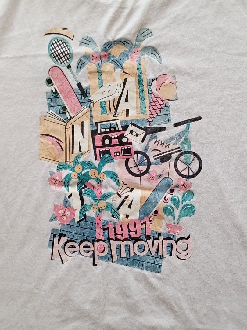 Anta Keep Moving White Graphic Tshirt (Category: Tshirts & Polo Shirts ) located in Legazpi City. Submitted by gaz1009 (Listing ID 1470446095, Image 3). Description: Excellent Condition XL on tag pero fits M-L W22xL26 Color rate : 9.5/10 no issues ⚠️ REMINDER: Items are either pre-loved or thrifted, so always manage your expectations. Authenticity is also not guaranteed so buy at your own risk..