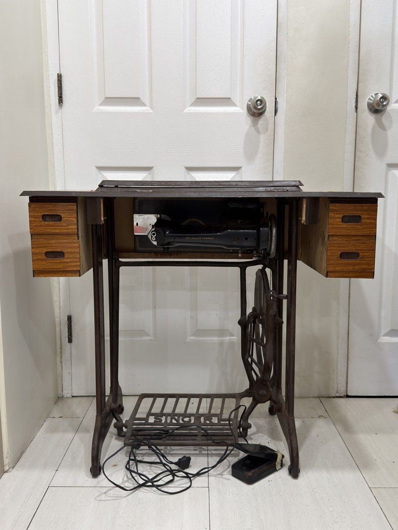 Antique Singer sewing machine w/ table (Category: Vintage Collectibles) located in Del Monte. Submitted by richard.o.yu (Listing ID 1470352214, Image 2). Description: Not sure if still working but can be restored. Neg. .