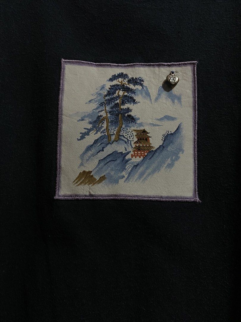 Anvil 2000s Graphic Patch T-Shirt (Category: Shirts) located in Paranaque City. Submitted by bestwear.09 (Listing ID 1470399829, Image 3). Description: Anvil T-shirt Sized: Medium Dimensions: Shoulder: 18.5 inches Sleeves: 8.4 inches Length 25.5 inches Width: 19 inches Ready to Wear ₱200 For more fashion choice you may desire, check out our Facebook Page: selrach’s bestwear .