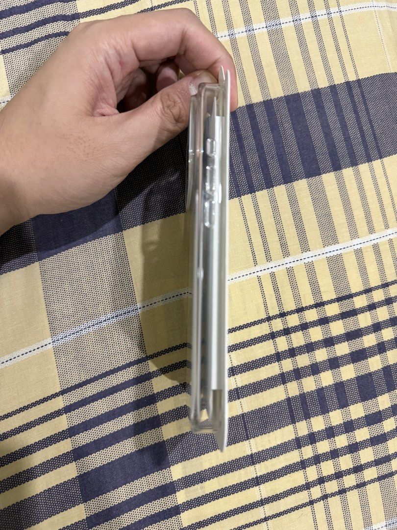 Apple iPhone 17 Pro Clear Case with MagSafe (Category: Cases & Sleeves) located in Manila. Submitted by sneakerfreaker0727 (Listing ID 1470531458, Image 2). Description: Apple Clear Case for iPhone 17 Pro - Used for a few times, normal signs of usage Grab/Lalamove buyer shoulders shipping.