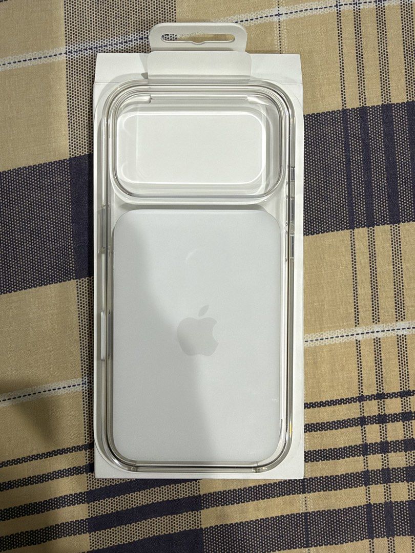 Apple iPhone 17 Pro Clear Case with MagSafe (Category: Cases & Sleeves) located in Manila. Submitted by sneakerfreaker0727 (Listing ID 1470531458, Image 1). Description: Apple Clear Case for iPhone 17 Pro - Used for a few times, normal signs of usage Grab/Lalamove buyer shoulders shipping.