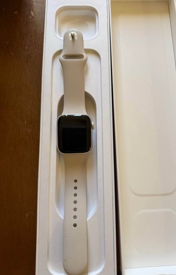 Apple watch SE 40mm (Category: Wearables & Smart Watches) located in Aroroy. Submitted by gabrielle.otc (Listing ID 1470430125, Image 1). Description: .