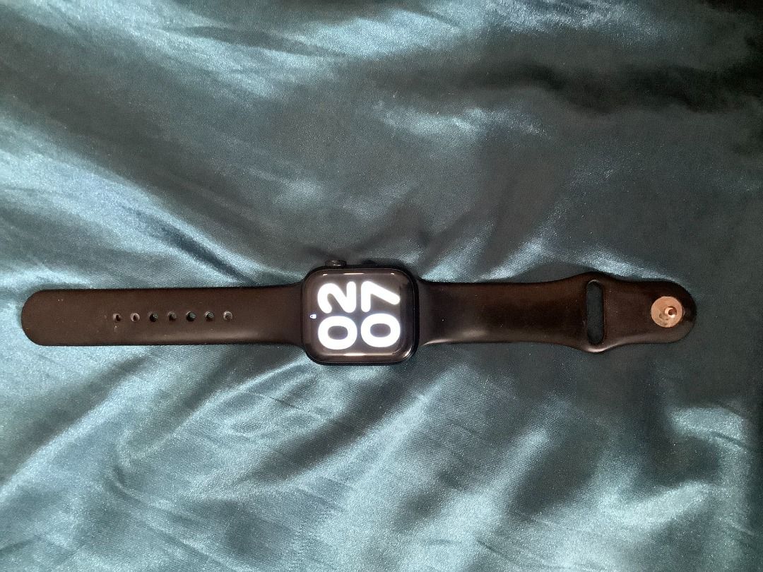 Apple Watch Series 8 (Category: Wearables & Smart Watches) located in Baguio. Submitted by sashi018_973 (Listing ID 1470404969, Image 2). Description: with minor dent on side.