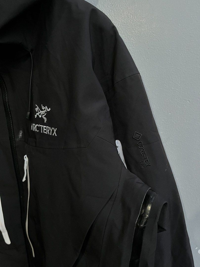 Arc'teryx Alpha SV Jacket (Category: Coats, Jackets and Outerwear) located in Balamban. Submitted by just_findss (Listing ID 1470453955, Image 3). Description: Arc’teryx Alpha SV Jacket Very Excellent Condition Size XL on tag Dimes 24 / 29L Color Rate 9.8/10 NO ISSUE.