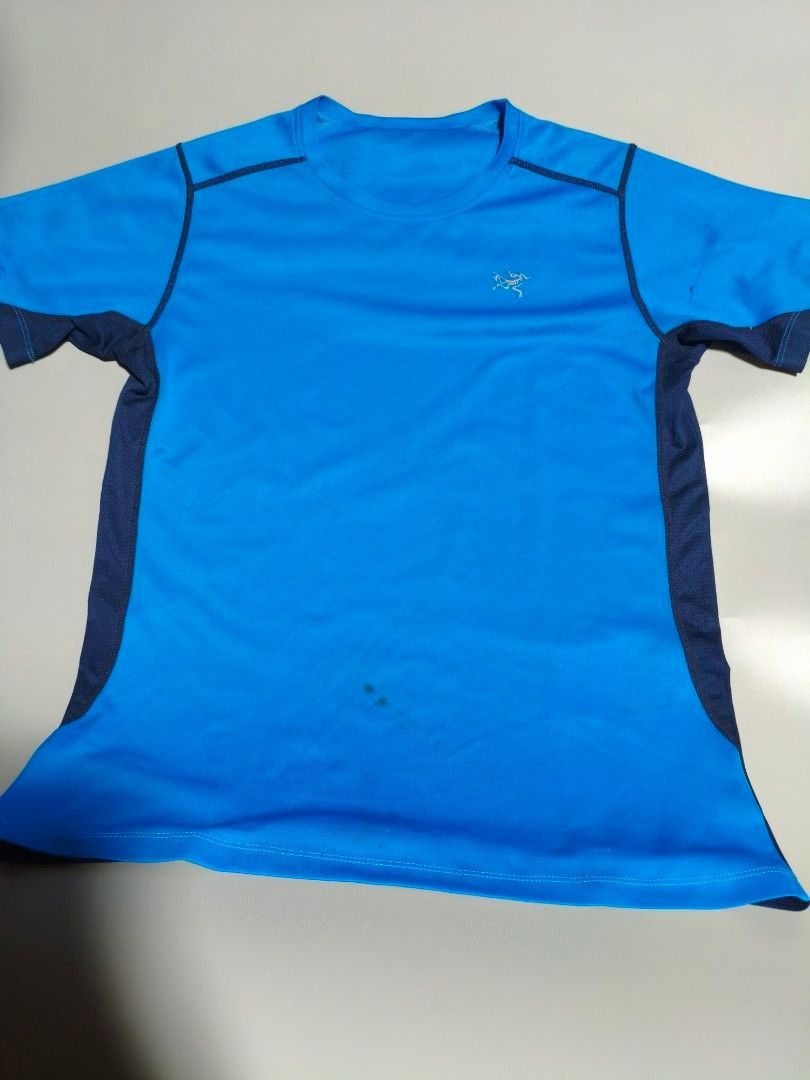 Arc'teryx Blue Athletic T-Shirt (Category: Activewear) located in Pasig City. Submitted by tobyrama (Listing ID 1470537006, Image 1). Description: ✔️ Brand: Arc’teryx ✔️ Design: Breathable Lightweight Shirt ✔️ Color: Blue ✔️ Condition: Has stains and signs of usage ✔️ Dimensions: length: 27 inches width: 19 inches Can do J&T shipping or Lalamove for same day delivery Can do meetup around BGC, Market! Market!, Eastwood, SM Megamall, Arcovia #Arcte
