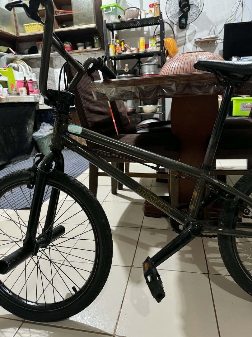 Aresbikes BMX bicycle dark green with extra handlebar (Category: Bicycles) located in Manila. Submitted by waffle008 (Listing ID 1470552883, Image 1). Description: - Brand: Aresbikes BMX bike in sleek dark green - Frame: Features authentic Aresbikes logo lettering - Setup: Equipped with stunt pegs on both wheels - Brakes: Reliable front and rear handbrakes - Extras: Includes an extra chrome handlebar - Components: Standard black pedals, comfortab