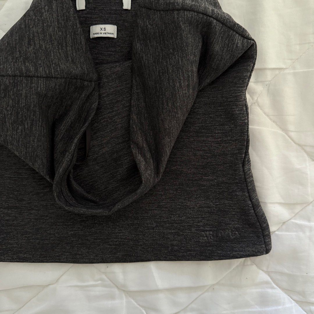 Aritzia Contour Tube Top (Category: Sleeveless) located in Davao. Submitted by aug_amari (Listing ID 1470353746, Image 2). Description: size XS best basic tank!!.