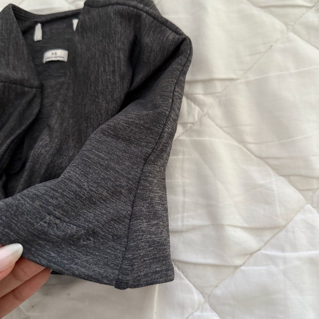 Aritzia Contour Tube Top (Category: Sleeveless) located in Davao. Submitted by aug_amari (Listing ID 1470353746, Image 3). Description: size XS best basic tank!!.