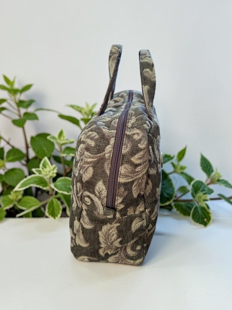 ART GALLERY TAPESTRY BOSTON BAG (Category: Tote Bags) located in Las Pinas. Submitted by annachiaonair2037 (Listing ID 1470366655, Image 3). Description: ART GALLERY TAPESTRY BOSTON BAG FROM JAPAN MADE IN JAPAN YKK ZIP H 11" L 17" W 5" Disclaimer: I am not affiliated with, associated with, or authorized by any of the brands featured posted. Any mention of brand names, trademarks, or logos is solely for identification and reference purposes only..