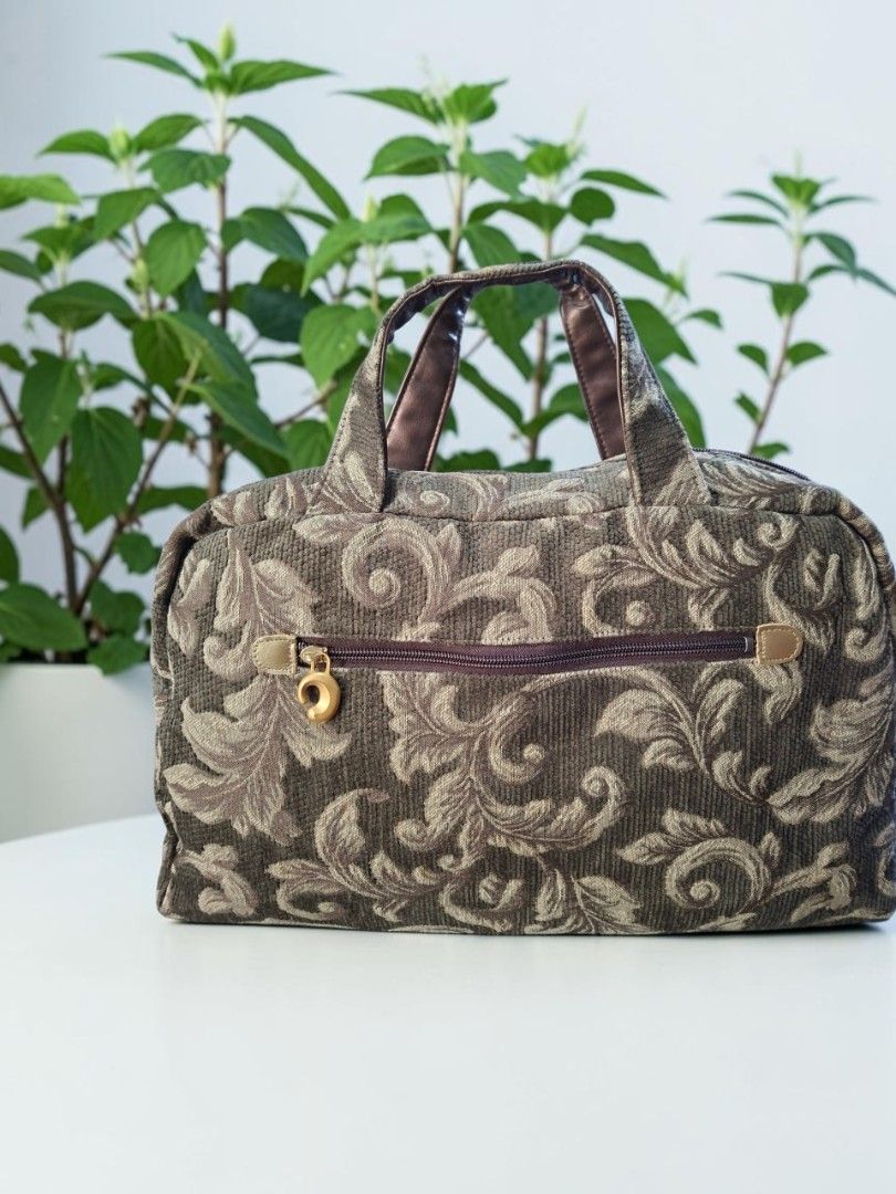 ART GALLERY TAPESTRY BOSTON BAG (Category: Tote Bags) located in Las Pinas. Submitted by annachiaonair2037 (Listing ID 1470366655, Image 2). Description: ART GALLERY TAPESTRY BOSTON BAG FROM JAPAN MADE IN JAPAN YKK ZIP H 11" L 17" W 5" Disclaimer: I am not affiliated with, associated with, or authorized by any of the brands featured posted. Any mention of brand names, trademarks, or logos is solely for identification and reference purposes only..