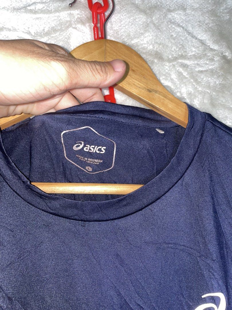 Asics Navy Blue Athletic T-Shirt Size L (Category: Activewear) located in Molave. Submitted by charlesthrifter (Listing ID 1470358439, Image 3). Description: - Brand: Asics - Color: Navy blue with white logo on chest - Size: L - Material: Polyester blend - Design: Short sleeves, crew neck - Origin: Made in Indonesia - Condition: Excellent, ready to wear.