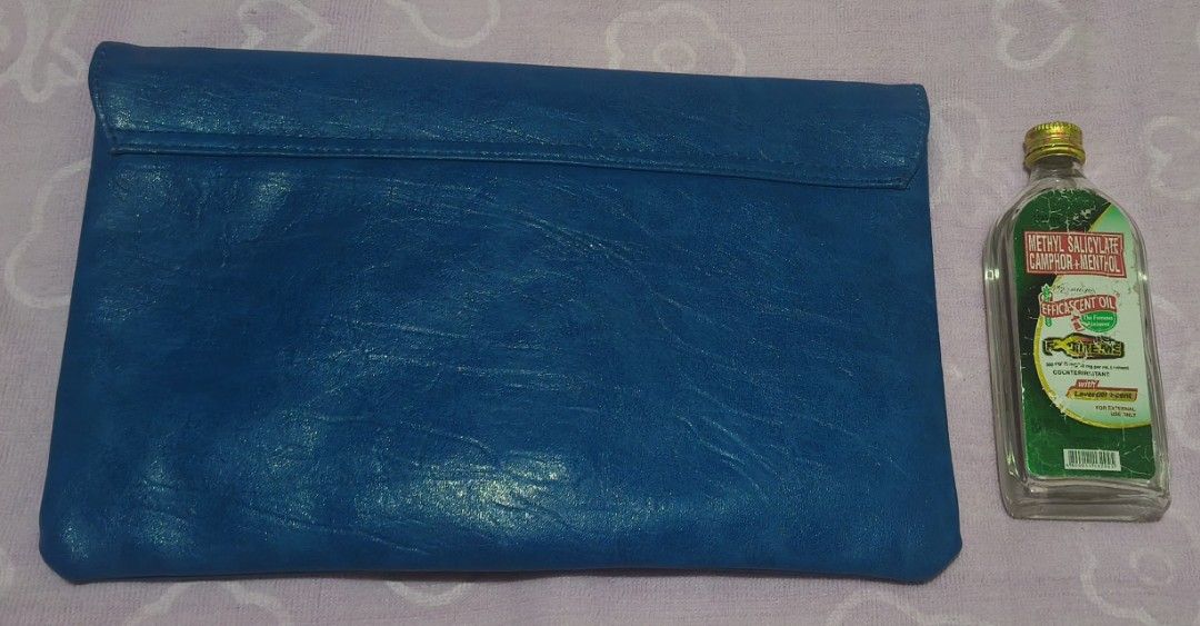Vintage ASOS Pyramid Lock Envelope Clutch (Category: Clutches) located in Villasis. Submitted by bunnybabe08 (Listing ID 1470484464, Image 3). Description: • Brand: ASOS • Material: Faux Leather / Vinyl • Color/Hardware: Cobalt Blue / Gold-Tone • Condition: Structural envelope design with geometric flap. Distinct triangular turn-lock closure mechanism works perfectly. Clean interior lining. Minor superficial hairline scratches on the gold hardwar