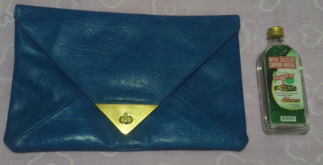 Vintage ASOS Pyramid Lock Envelope Clutch (Category: Clutches) located in Villasis. Submitted by bunnybabe08 (Listing ID 1470484464, Image 1). Description: • Brand: ASOS • Material: Faux Leather / Vinyl • Color/Hardware: Cobalt Blue / Gold-Tone • Condition: Structural envelope design with geometric flap. Distinct triangular turn-lock closure mechanism works perfectly. Clean interior lining. Minor superficial hairline scratches on the gold hardwar