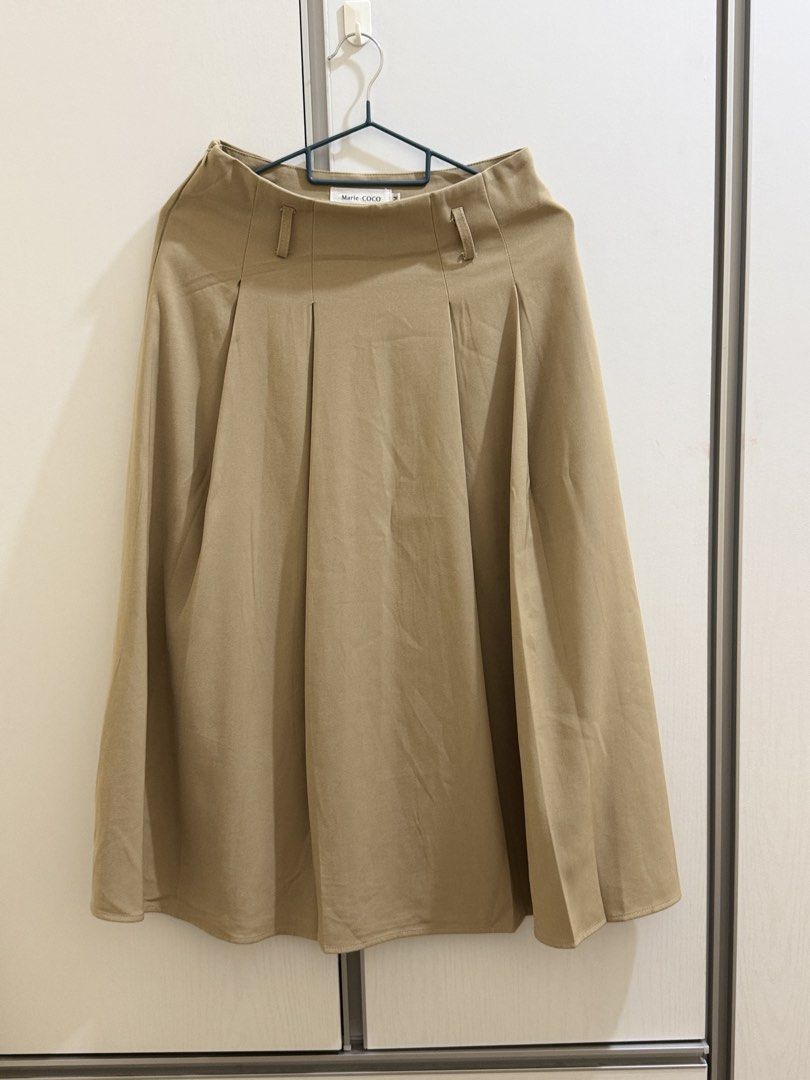 A-Type Khaki Midi Skirt (Category: Skirts) located in Manila. Submitted by happy_random_finds (Listing ID 1470445602, Image 1). Description: A-Type Khaki Midi Skirt Waist line: 26” Length: 30” •Side zipper • No pockets • With inner lining .