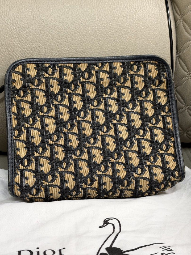 Authentic Dior Pouch (Category: Purses & Pouches) located in Cagayan de Oro. Submitted by negosyantesibengineer (Listing ID 1470368854, Image 2). Description: .