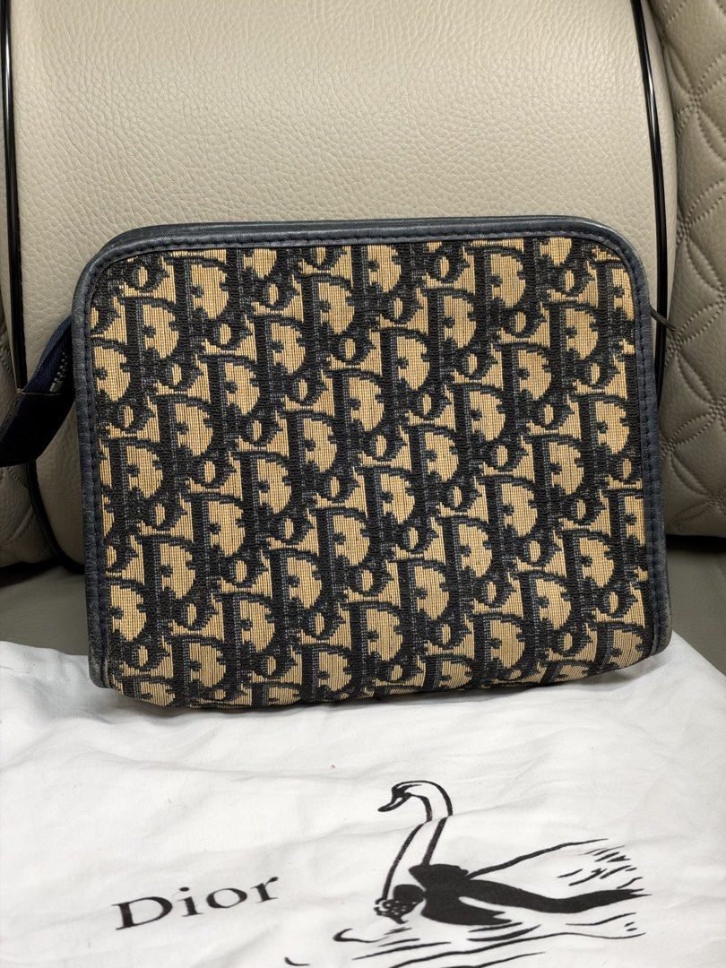 Authentic Dior Pouch (Category: Purses & Pouches) located in Cagayan de Oro. Submitted by negosyantesibengineer (Listing ID 1470368854, Image 3). Description: .
