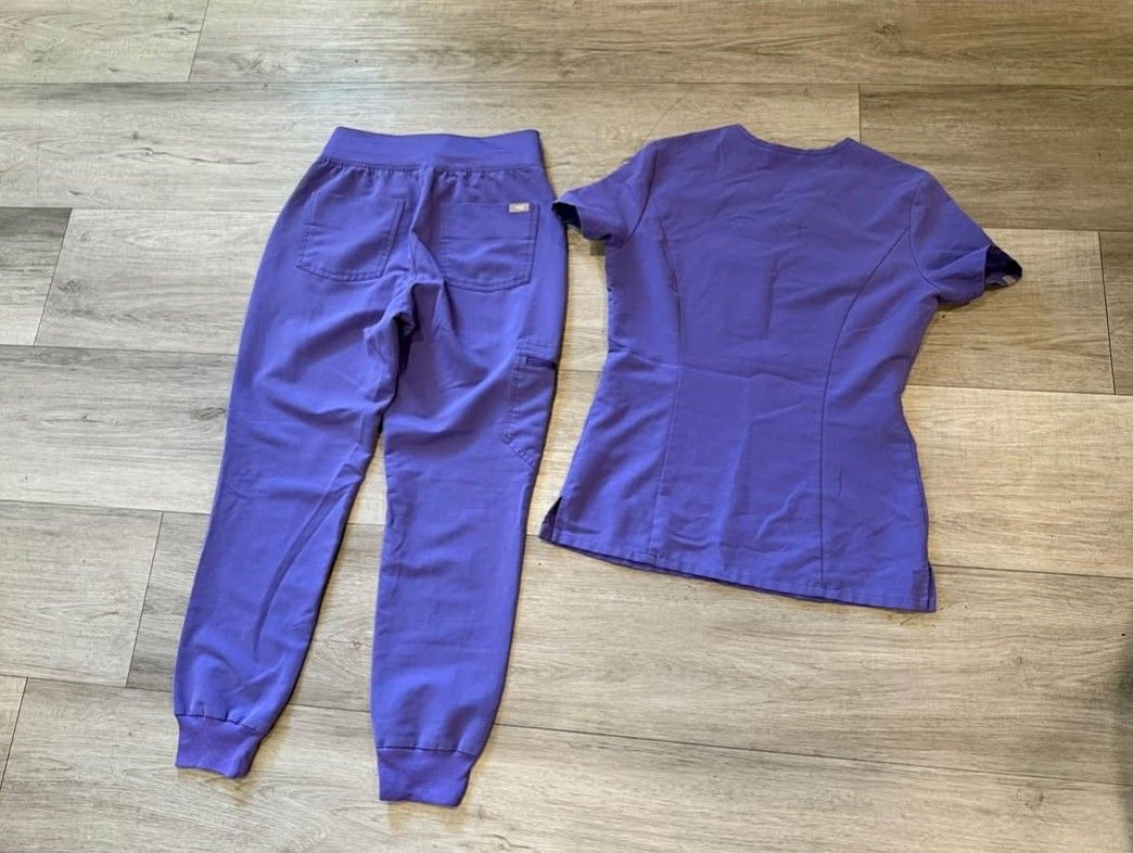 Authentic Like-New FIGS Scrub Set – Size XS (Category: Activewear) located in San Juan. Submitted by docpratty (Listing ID 1470471746, Image 2). Description: Authentic Like-New Women’s FIGS Scrubs – Size XS.