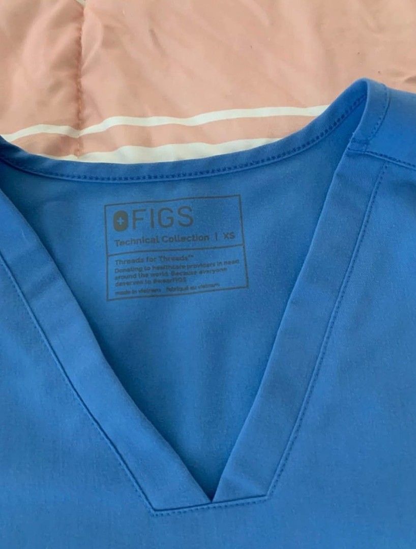 Authentic Like-New FIGS Scrub Set (Category: Activewear) located in San Juan. Submitted by docpratty (Listing ID 1470512167, Image 2). Description: Authentic like-new FIGS scrub set in Capri Blue. Casma Three-Pocket Scrub Top, size XS, and Jogger Scrub Pants, size S Short..