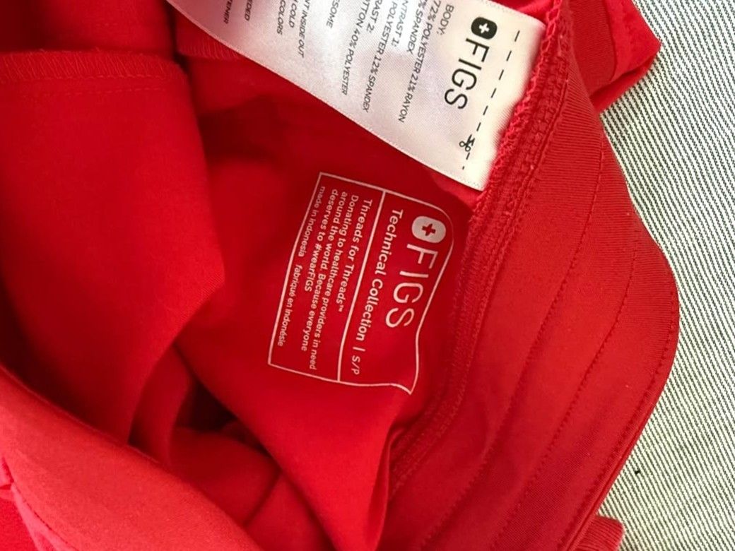 Authentic Like-New FIGS Scrub Set (Category: Activewear) located in San Juan. Submitted by docpratty (Listing ID 1470516098, Image 2). Description: FIGS Fiery Red Scrub Set Rafaela Oversized Scrub Top – XXS Zamora Jogger Scrub Pants – Small/Petite.