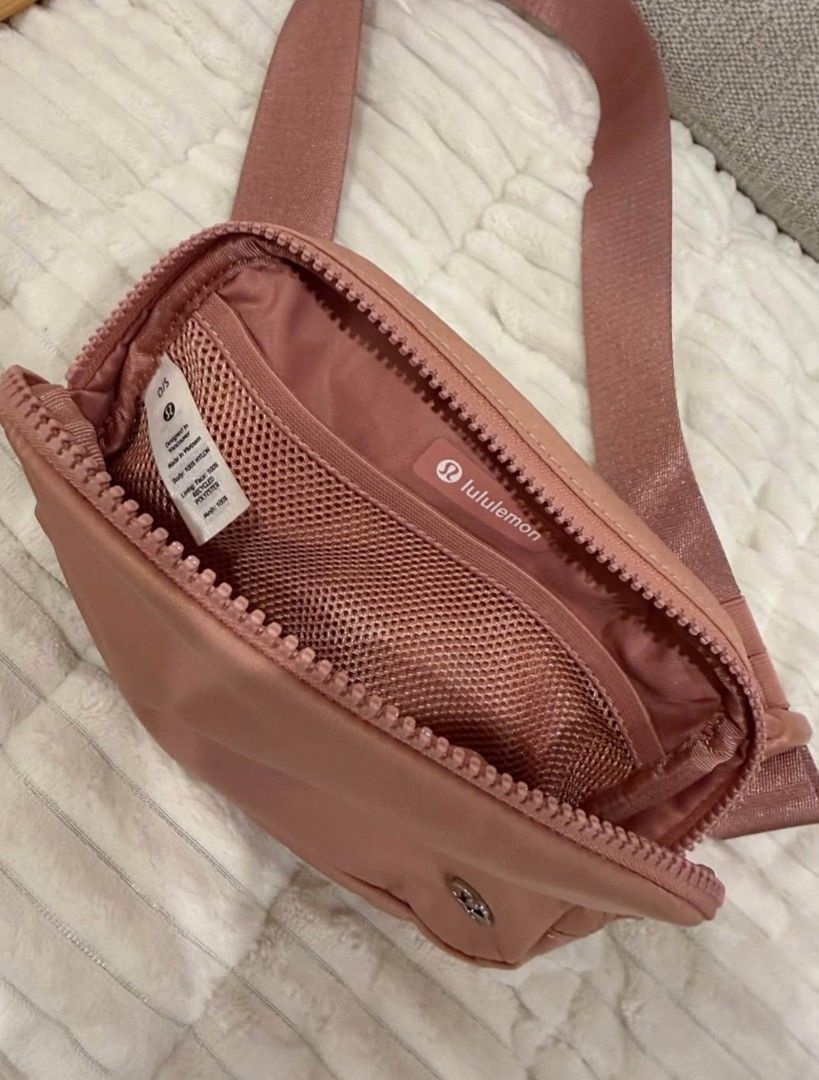 Authentic Lululemon Everywhere Belt Bag (Category: Purses & Pouches) located in San Juan. Submitted by docpratty (Listing ID 1470539286, Image 2). Description: Pink Lululemon Everywhere Belt Bag 1L. Never got to use it..