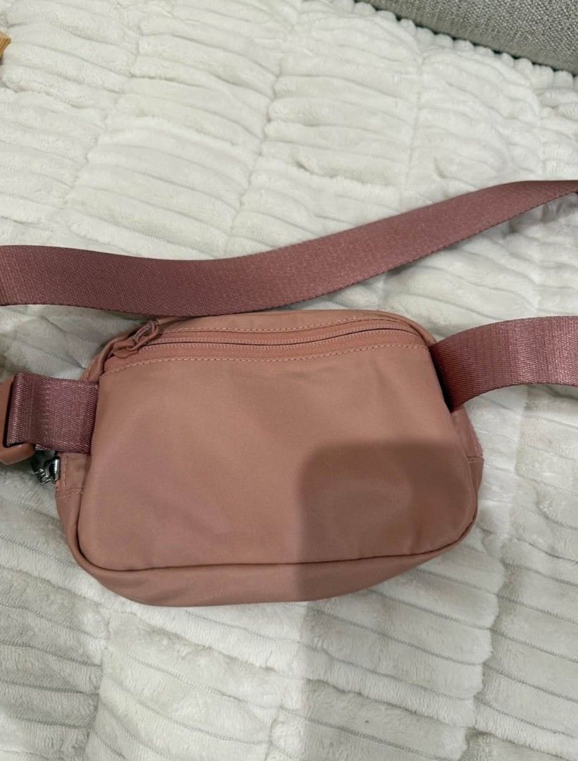 Authentic Lululemon Everywhere Belt Bag (Category: Purses & Pouches) located in San Juan. Submitted by docpratty (Listing ID 1470539286, Image 3). Description: Pink Lululemon Everywhere Belt Bag 1L. Never got to use it..
