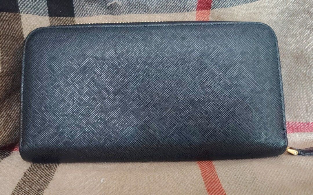 authentic prada saffiano leather long wallet (Category: Wallets & Card holders) located in Iloilo. Submitted by l3orloloy (Listing ID 1470395310, Image 2). Description: authentic prada saffiano leather long wallet verygood condi issue leather puller 3k.