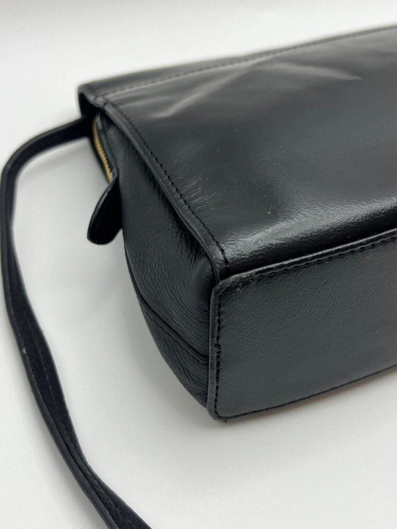 Authentic Radley london Box leather crossbody (Category: Cross-body Bags) located in Cagayan de Oro. Submitted by borse_de_amore (Listing ID 1470459178, Image 3). Description: Authentic Radley london Box leather crossbody Rank AB+ tolerable minimal signs of use only. No major issues Fits long wallet & Large fones etc. Smooth box leather 🏷️1,390 only free sf.