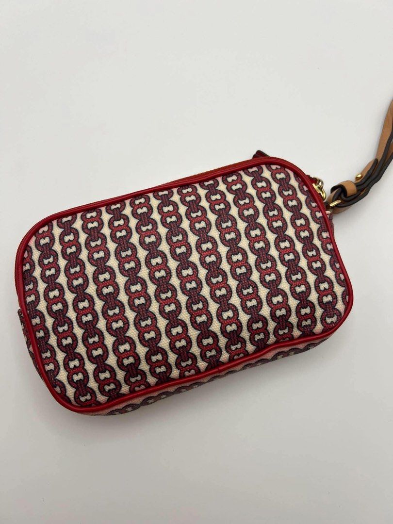 Authentic Tory burch pvc wristlet pouch (Category: Purses & Pouches) located in Cagayan de Oro. Submitted by borse_de_amore (Listing ID 1470507150, Image 2). Description: Authentic Tory burch pvc wristlet pouch No major issues very good condition pa. Fits promax 🏷️1,290 free sf.