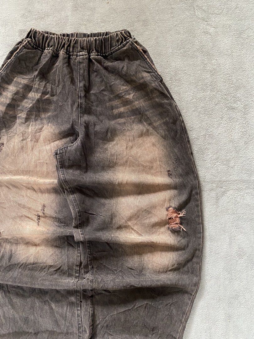 Baggy Pants (Category: Jeans) located in Ozamiz City. Submitted by thriftnikael (Listing ID 1470515730, Image 2). Description: waist: 24-36 length: 43.5 thigh: 16 hem: 10 Color rate: 10/10 Condition: 10/10 Issue: na.
