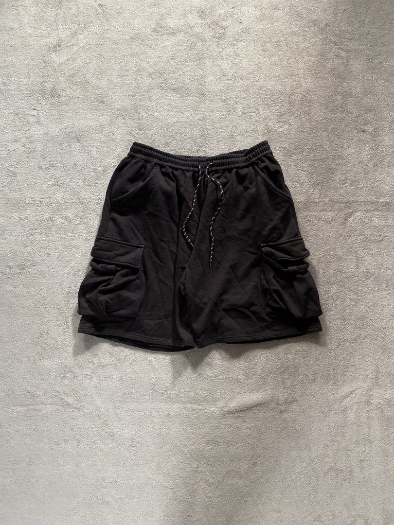 Baggy Sweatshort (Category: Shorts) located in Ozamiz City. Submitted by thriftnikael (Listing ID 1470516182, Image 1). Description: waist: 32 ( 30-44 ) length: 22 thigh: 16 hem: 14 Color rate: 10/10 Condition: 10/10 Issue: na .