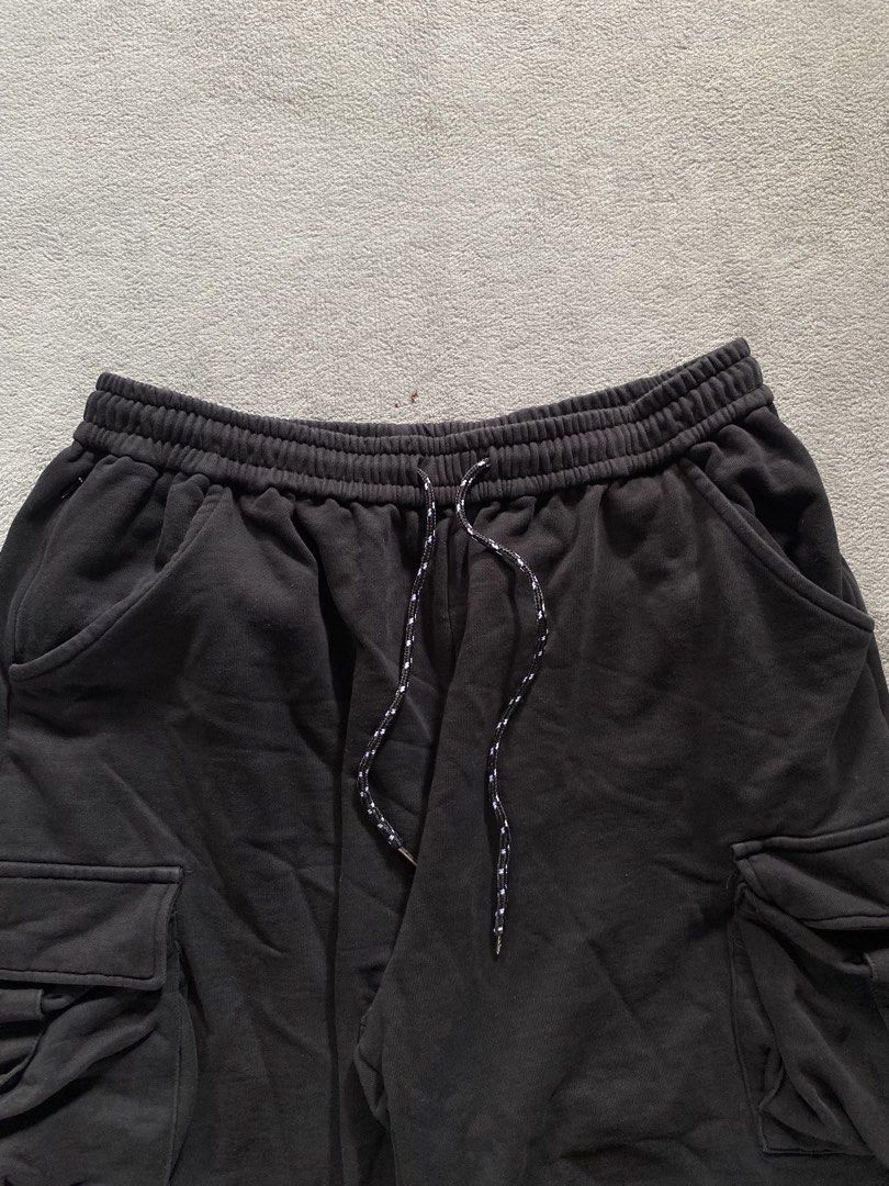 Baggy Sweatshort (Category: Shorts) located in Ozamiz City. Submitted by thriftnikael (Listing ID 1470516182, Image 3). Description: waist: 32 ( 30-44 ) length: 22 thigh: 16 hem: 14 Color rate: 10/10 Condition: 10/10 Issue: na .