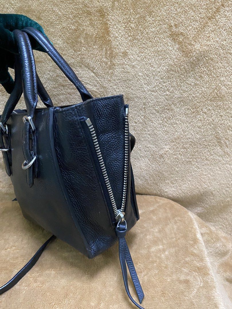 Balenciaga (Category: Wallets & Card holders) located in Buhi. Submitted by nyleeshop0.0 (Listing ID 1470525407, Image 3). Description: Balenciaga Inspo only all details in photo Msg for further inquiry if any Price + Sf.