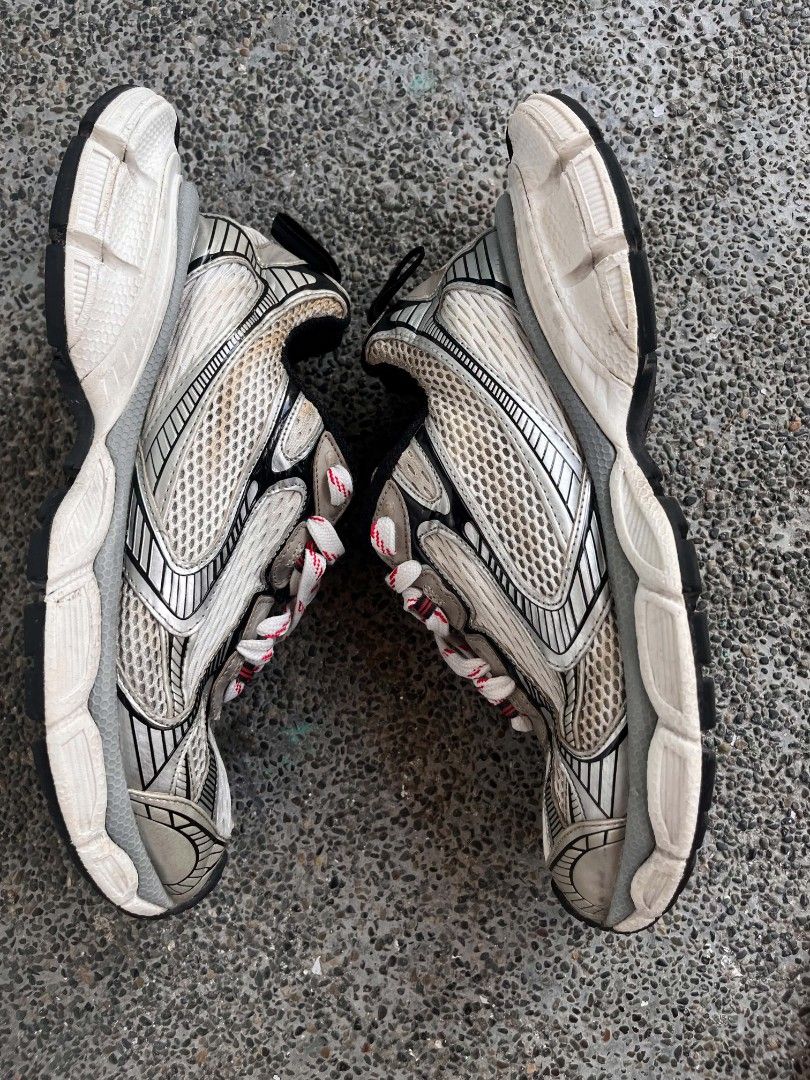 Balenciaga 3xl (Category: Sneakers) located in San Fernando. Submitted by thriftyteen012 (Listing ID 1470394243, Image 2). Description: size 42 ontag fits 9.5 us 27.5cm needs cleaning as is no return & refund.