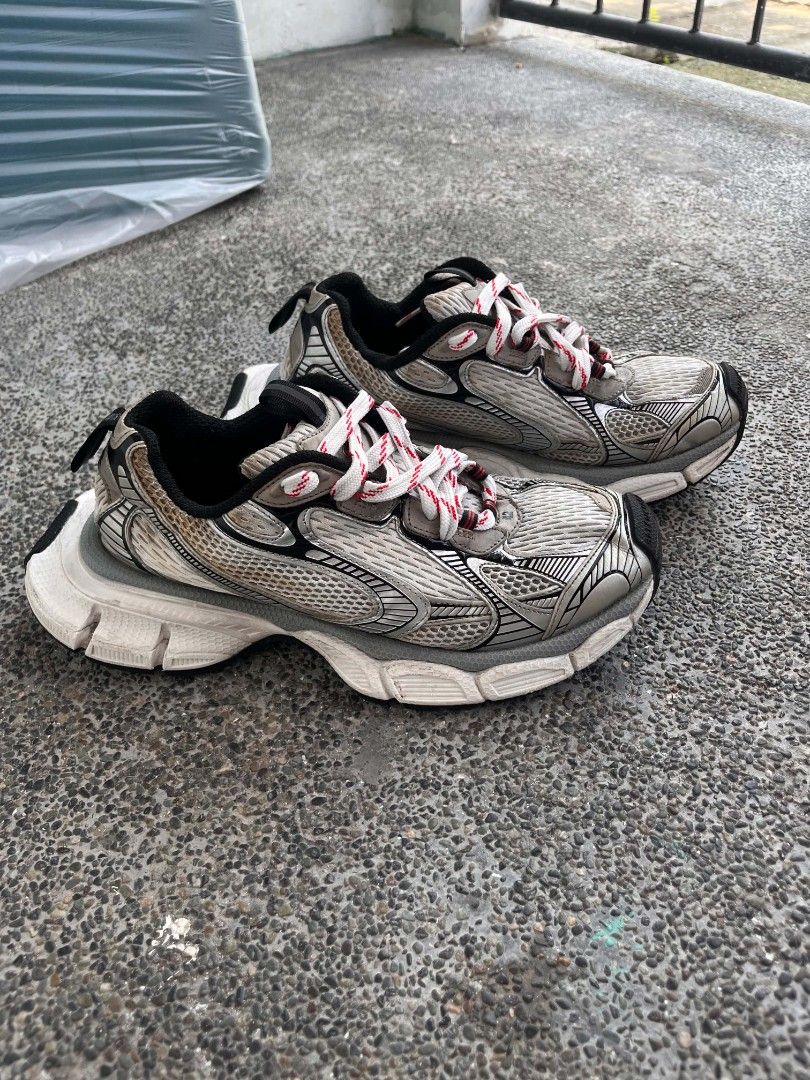Balenciaga 3xl (Category: Sneakers) located in San Fernando. Submitted by thriftyteen012 (Listing ID 1470394243, Image 1). Description: size 42 ontag fits 9.5 us 27.5cm needs cleaning as is no return & refund.
