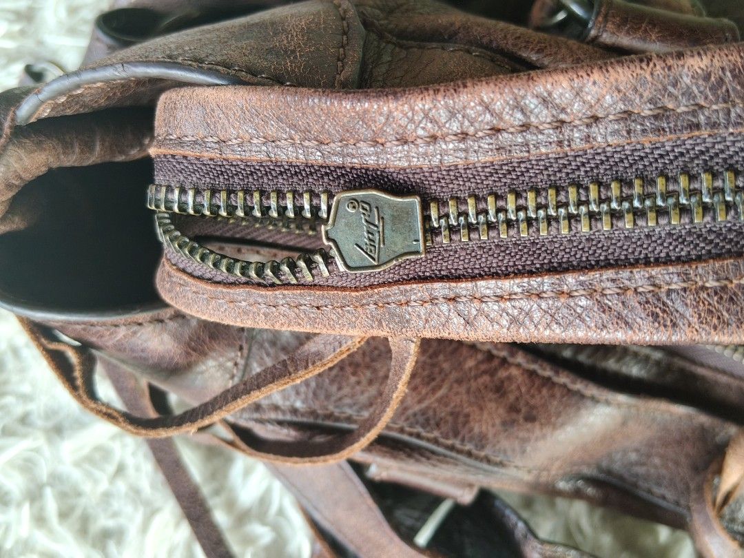 Balenciaga City Bag (Category: Luxury Bags & Wallets) located in Valencia. Submitted by coolwolf_27a64f (Listing ID 1470388018, Image 3). Description: Issue missing metal plate no holes good condition.