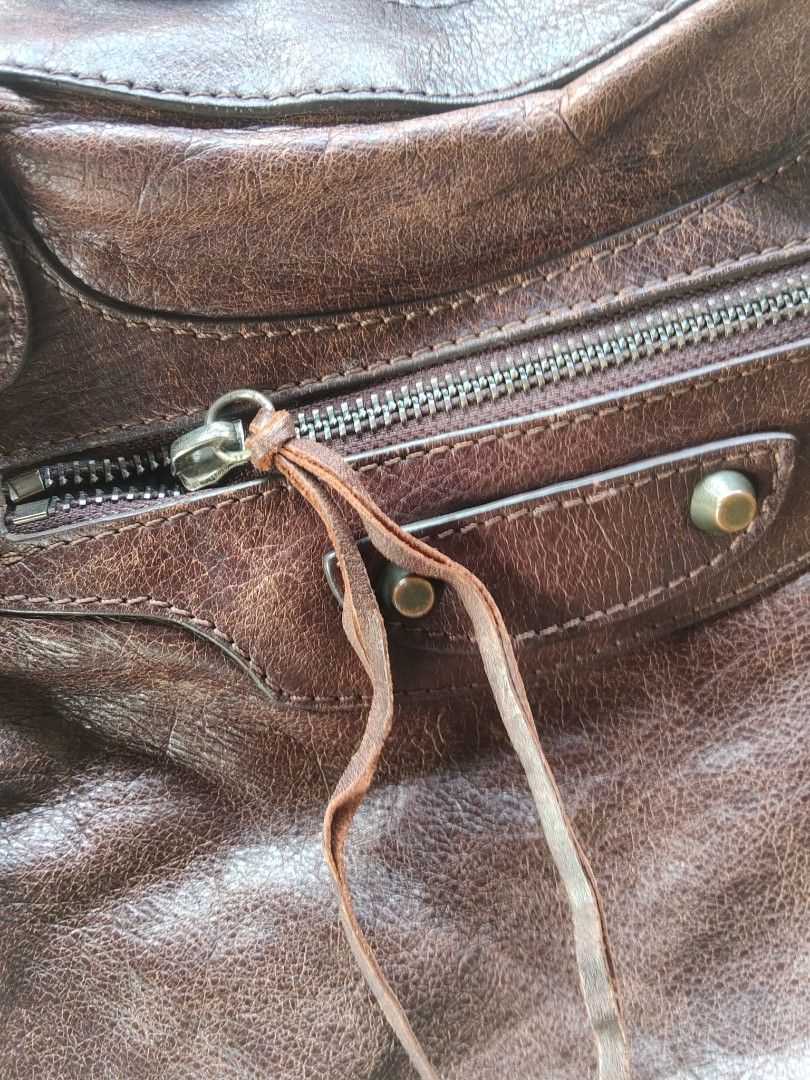 Balenciaga City Bag (Category: Luxury Bags & Wallets) located in Valencia. Submitted by coolwolf_27a64f (Listing ID 1470388018, Image 2). Description: Issue missing metal plate no holes good condition.
