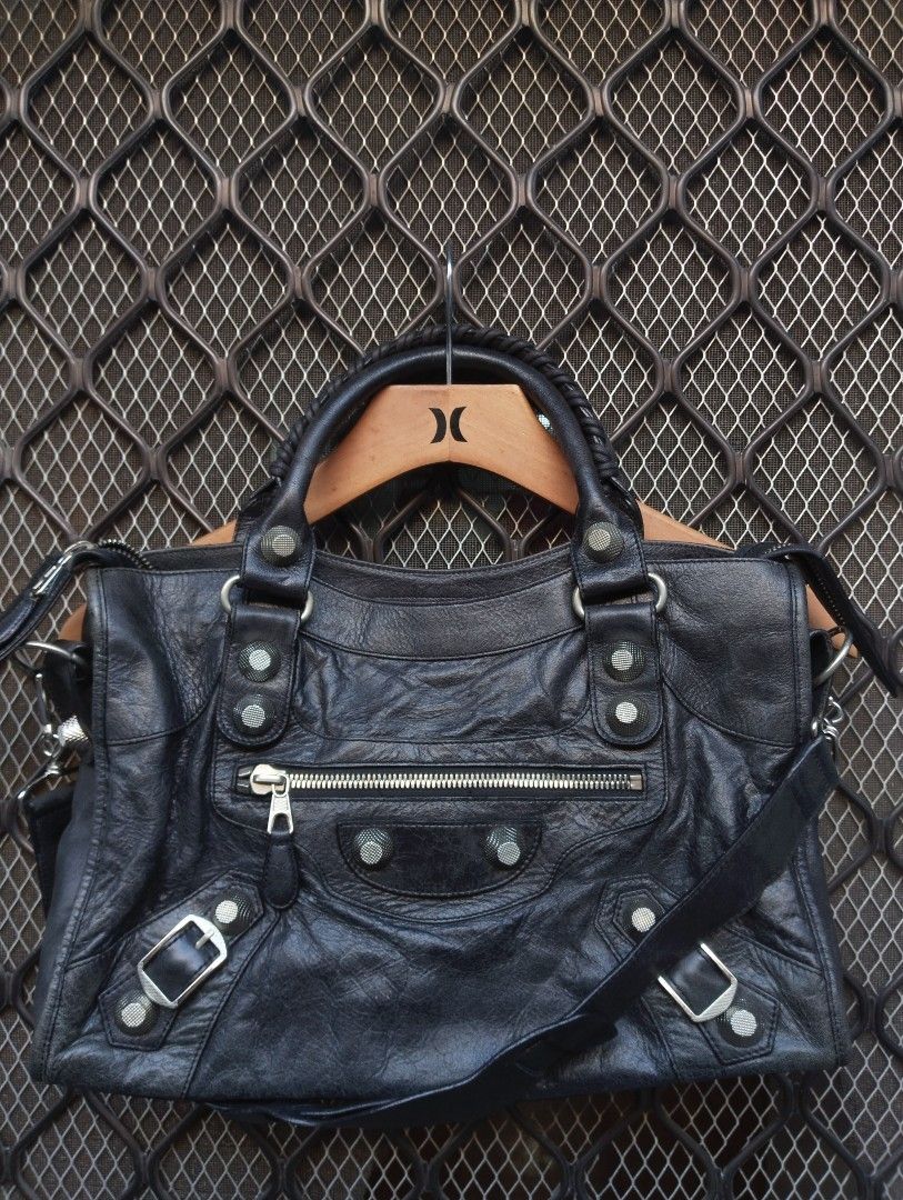 Balenciaga City Bag (Category: Shoulder Bags) located in Muntinlupa City. Submitted by eksenathriftshop (Listing ID 1470441690, Image 2). Description: Good Condition issue: sign of usage no mirror and code with sling and ykk zip.