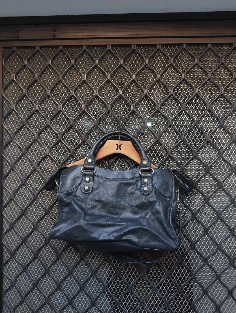 Balenciaga City Bag (Category: Shoulder Bags) located in Muntinlupa City. Submitted by eksenathriftshop (Listing ID 1470441690, Image 3). Description: Good Condition issue: sign of usage no mirror and code with sling and ykk zip.