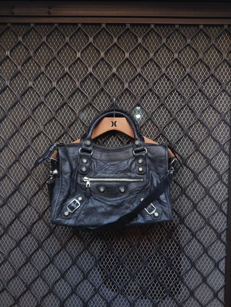 Balenciaga City Bag (Category: Shoulder Bags) located in Muntinlupa City. Submitted by eksenathriftshop (Listing ID 1470441690, Image 1). Description: Good Condition issue: sign of usage no mirror and code with sling and ykk zip.