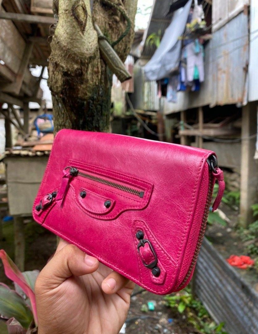 Balenciaga City wallet (Category: Activewear) located in Cagwait. Submitted by roundsociety_ph (Listing ID 1470400834, Image 2). Description: .